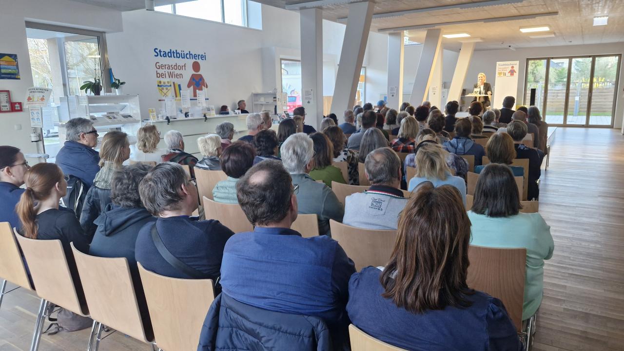 das Publikum von hinten vorne auf der Bühne die Autorin