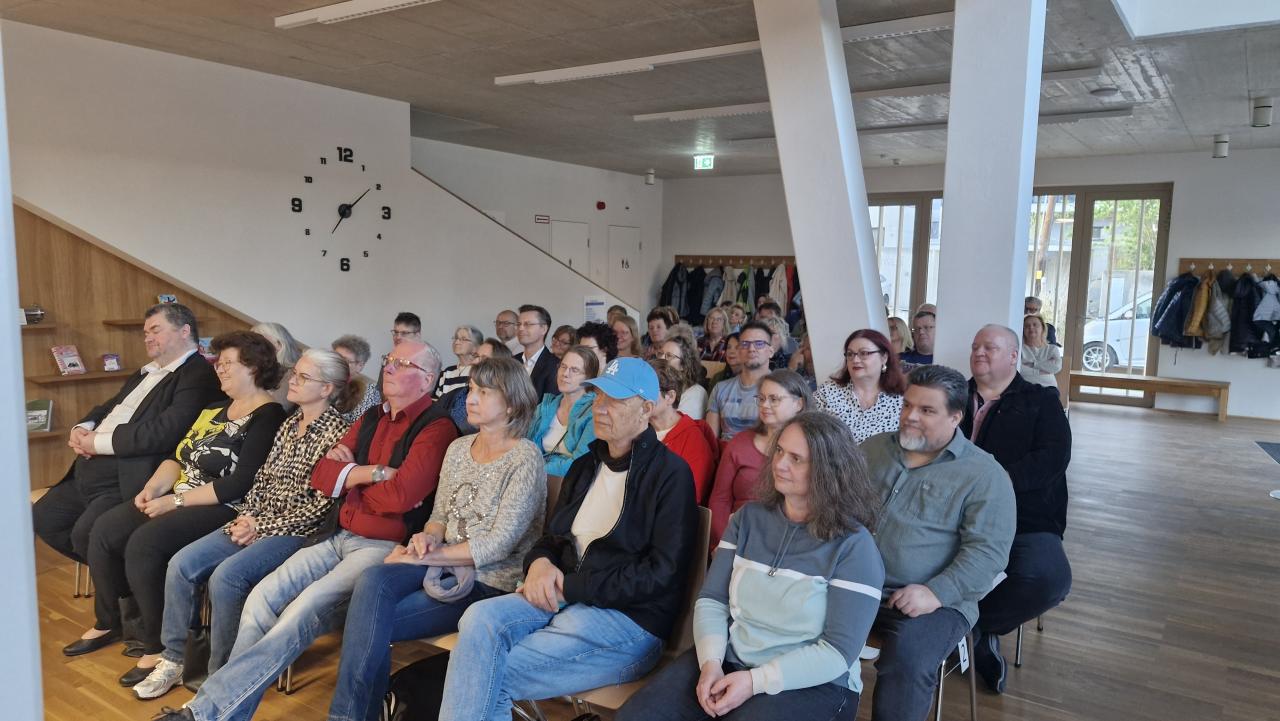 das Publikum von vorne, der Saal ist voll