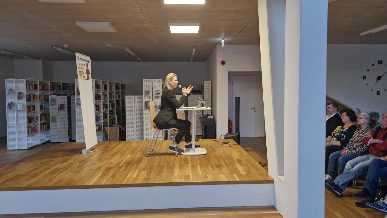 Autorin Claudia Rossbacher auf der Bühne, Aufnahme seitwärts