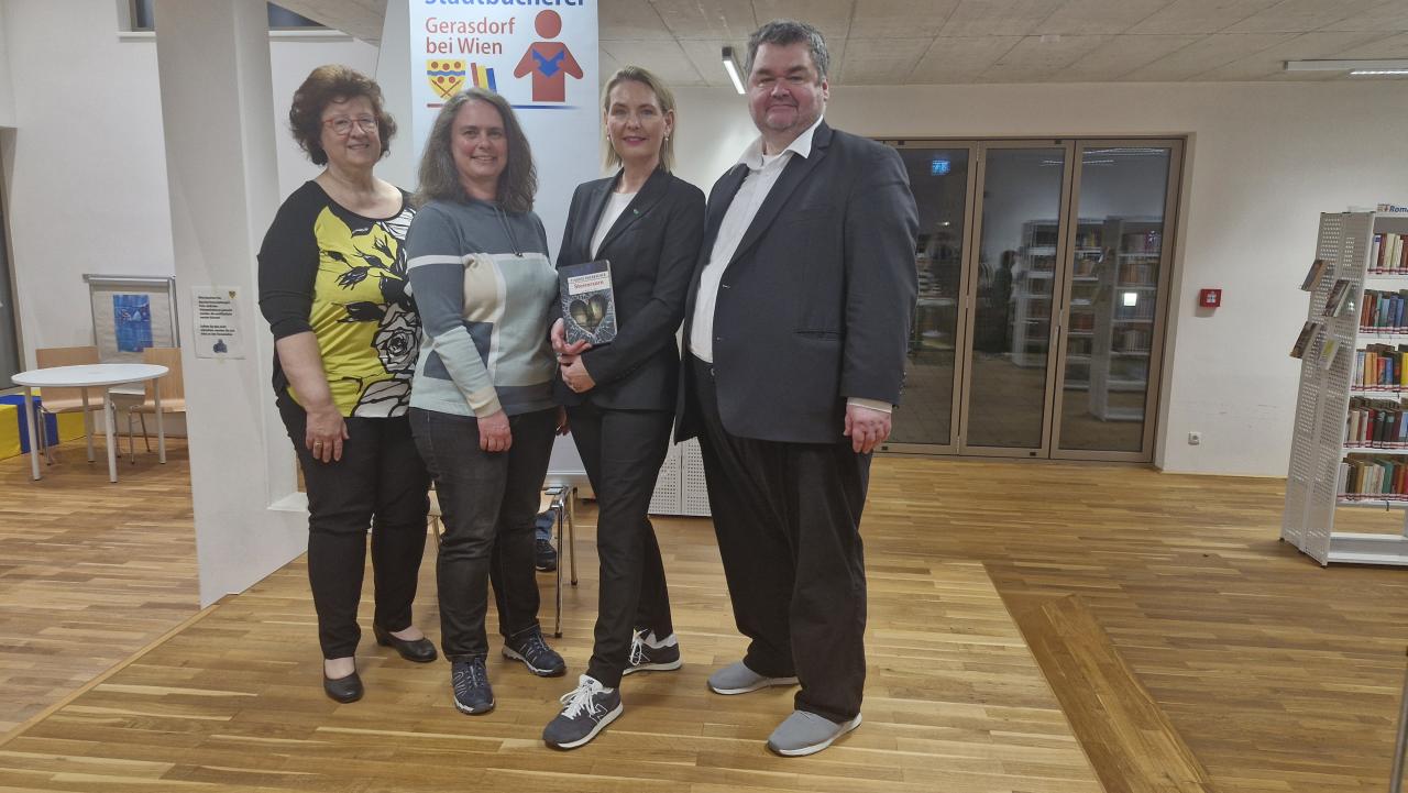 Gruppenbild: v.l.n.r.: GR Gabi Berger, Büchereileiterin Claudia Hoffmann, Autorin Claudia Rossbacher, StR Christian Hoffmann 