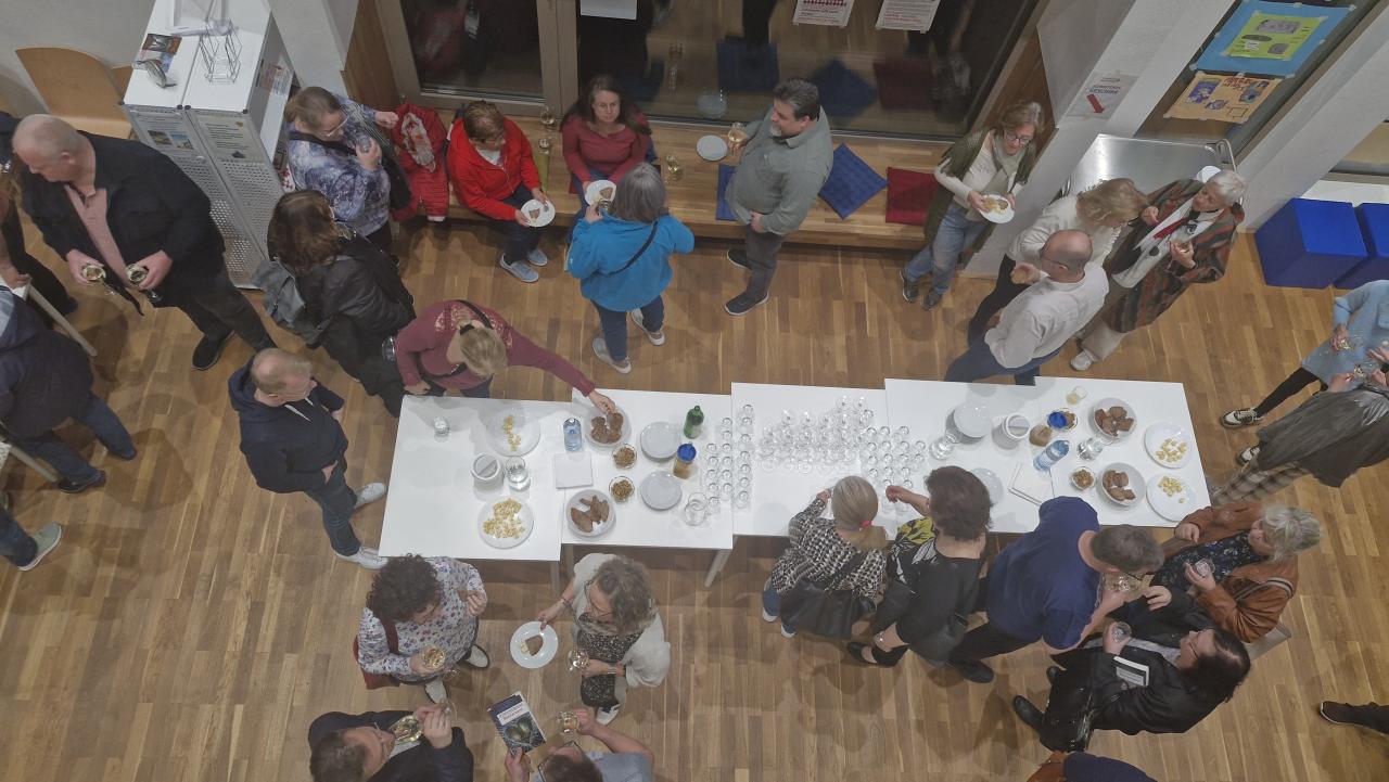 das Buffet von oben aufgenommen, zahlreiche Besucher stehen rundherum