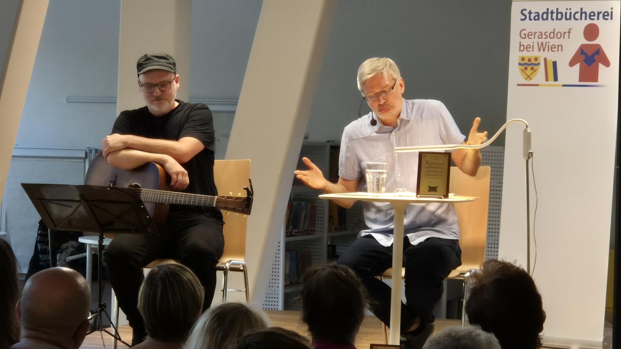 Stefan Franke liest mit zahlreichen Gesten