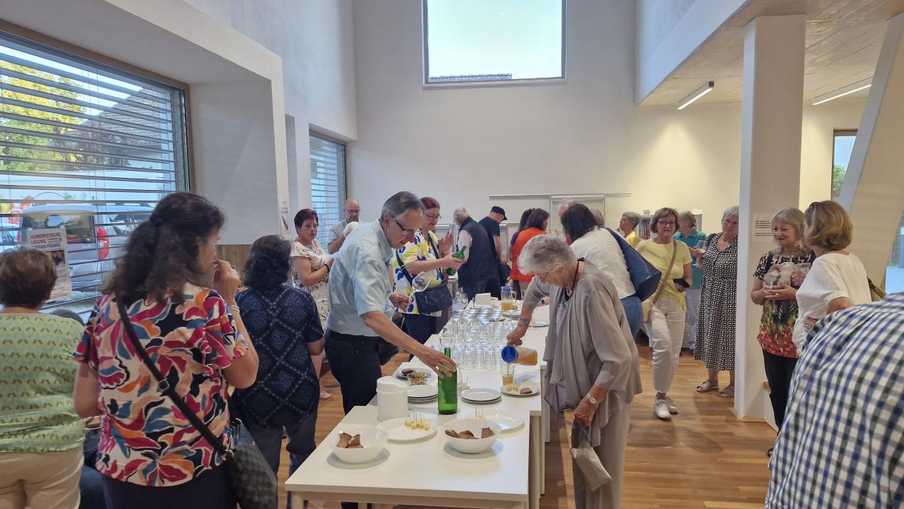 nach der Lesung versammeln sich alle beim Buffet