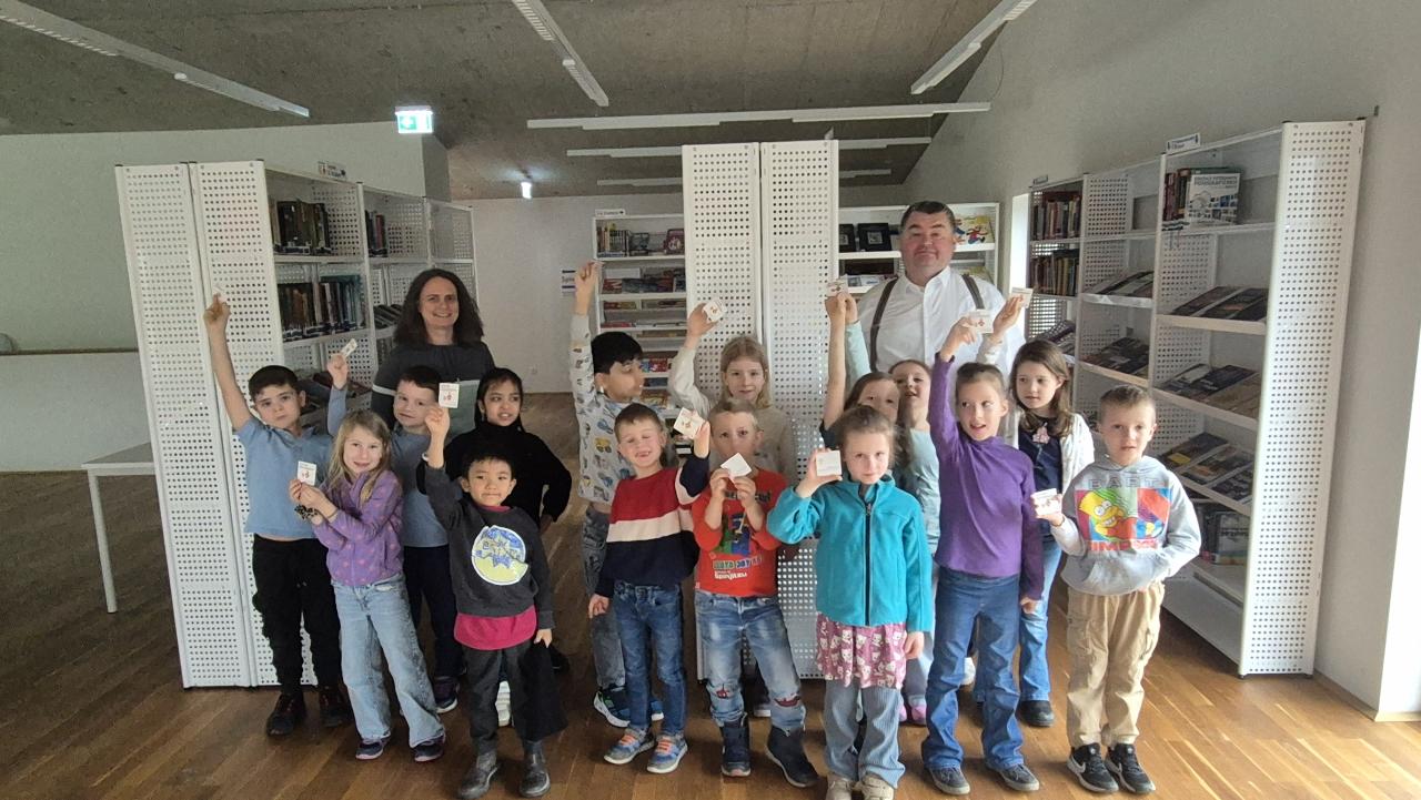 Büchereileiterin Claudia Hoffmann und Stadtrat Christian Hoffmann mit den Kindern der 1a der Volksschule Gerasdorf