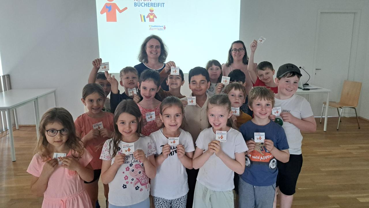 Büchereileiterin Claudia Hoffmann und Volksschullehrerin Judith Straub mit den Kindern der 1b