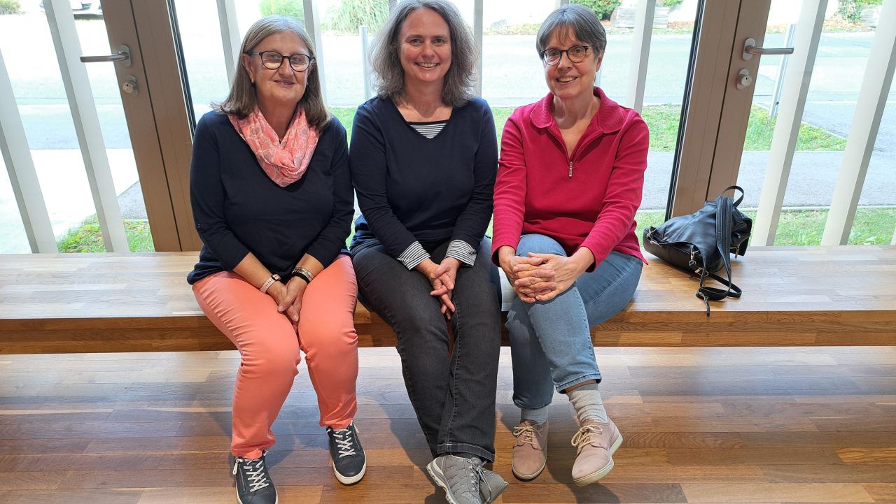 Gruppenbild 3 Damen auf einer Bank