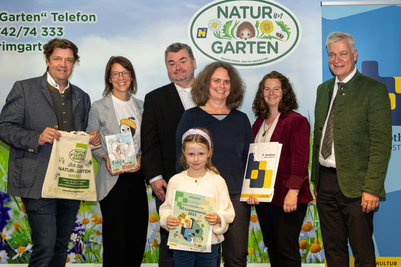 Gruppenbild anlässlich der Preisverleihung "Lesemeister*in gefunden"