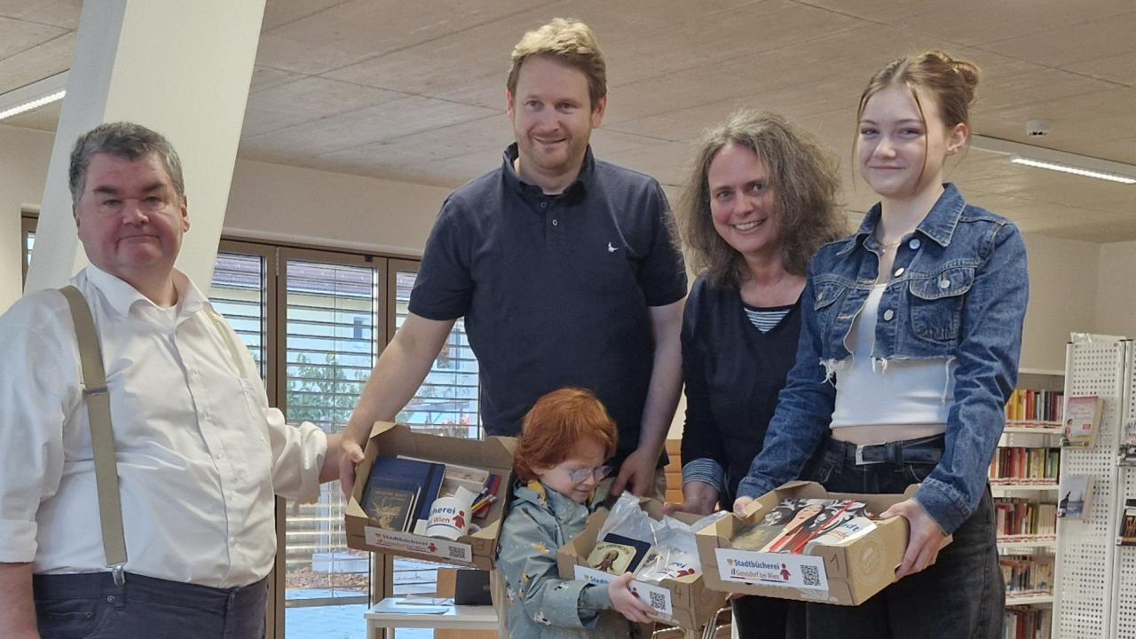 Gruppenbild: Preisverleihung Schätzspiel, 3 Erwachsene, 1 Jugendliche, 1 Kind