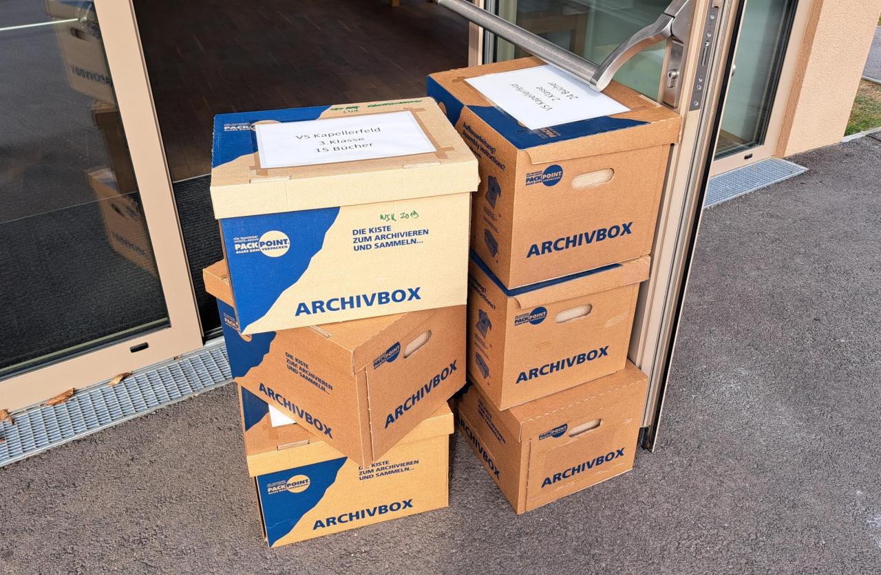 6 Kisten stehen in der offenen Büchereitür