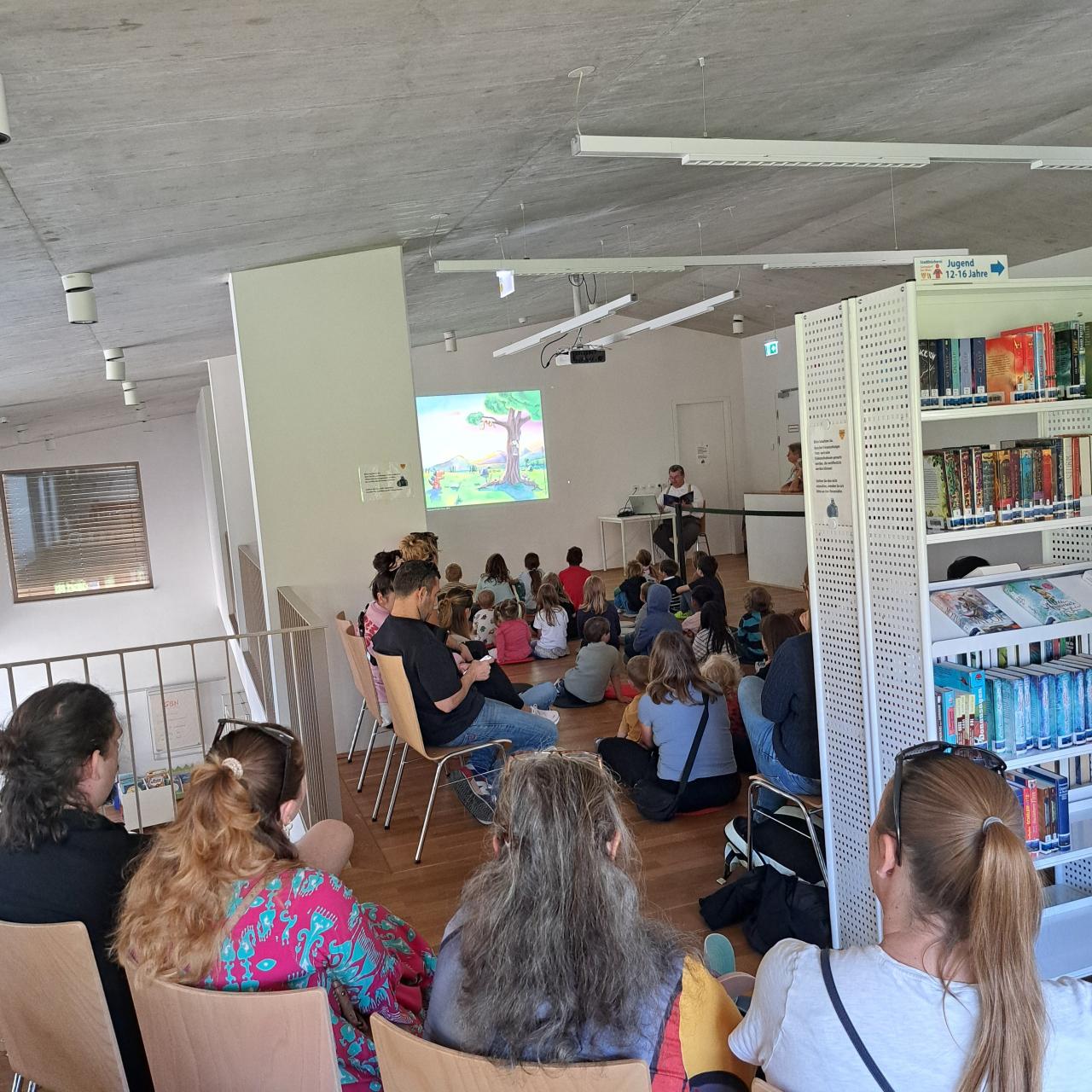 das Publikum von hinten, Blick zur Leinwand